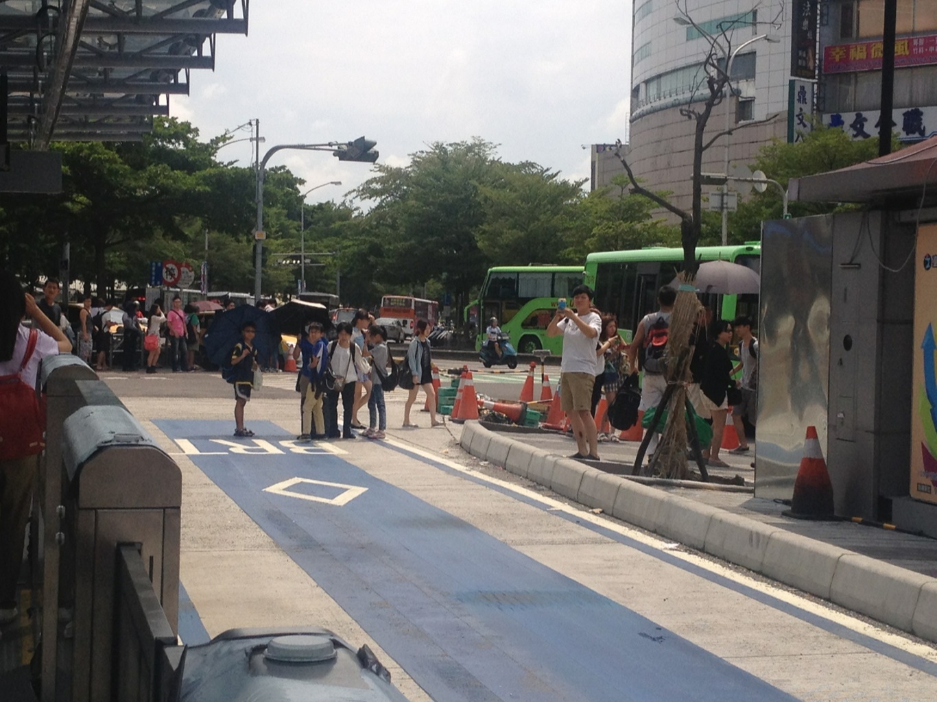 站在BRT專用道中間找路的民眾